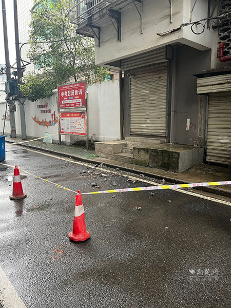 街道综合执法中心执法队员、社区工作人员第一时间赶至现场展开警示打围工作.png.png