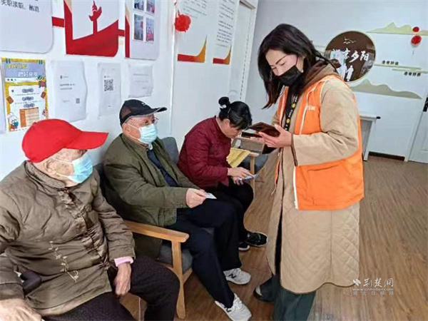 居民叶燕正在工作中。.jpg