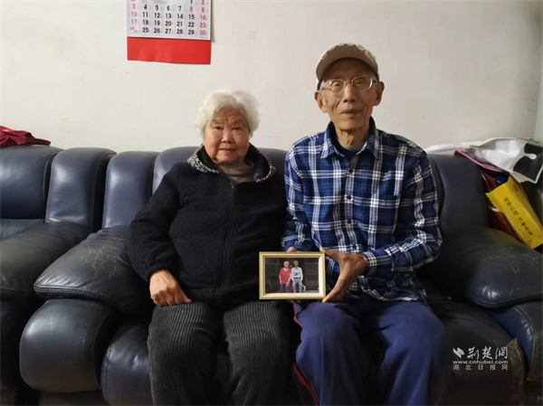 张兴福和老伴合影.jpg
