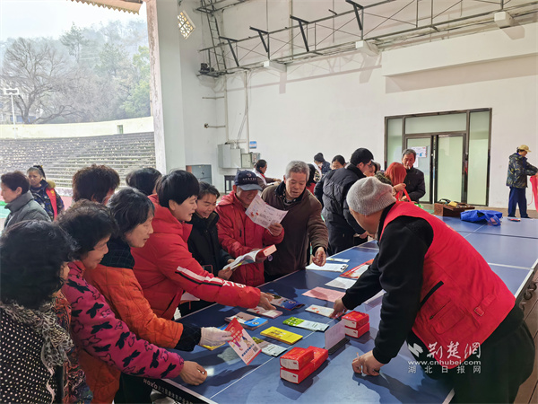 禁毒社工向居民发放宣传册.jpg