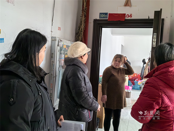 社区工作人员入户宣传消防安全。.jpg