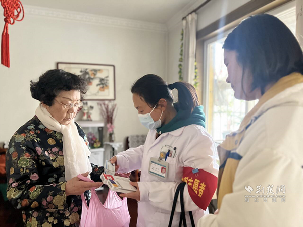叮嘱老人正确用药.png.png