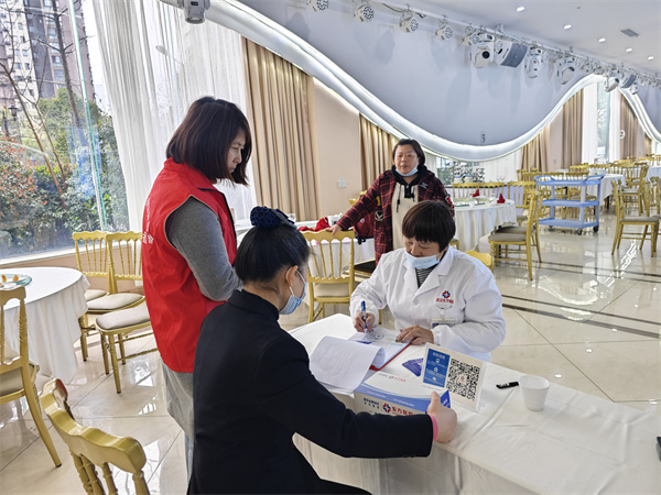 万福林社区工作人员和医生向年轻职工普及孕前优生健康检查惠民政策。.jpg