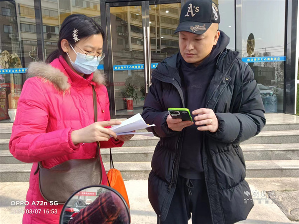 社区工作人员正在宣传创业补贴政策.jpg
