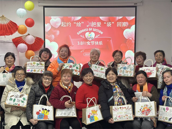 居民进行作品展示.jpg