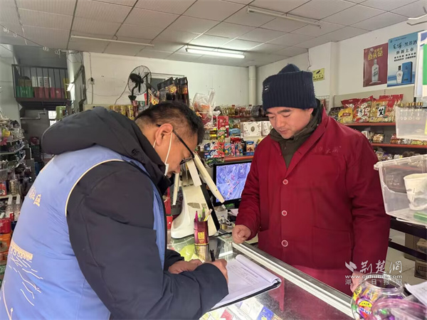 社区工作者帮助商户办理营业执照更新手续.jpg