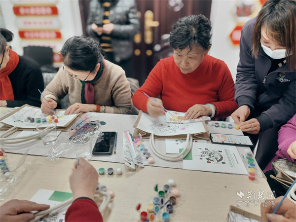 居民周淑芬正在绘制手袋.jpg