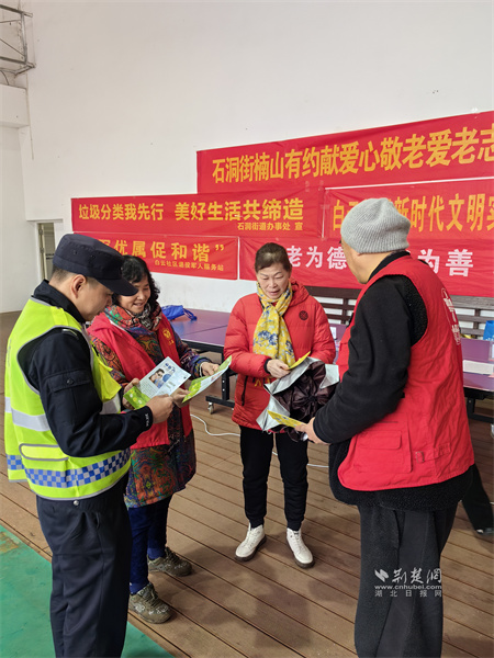 民警与社工讲解禁毒知识.jpg