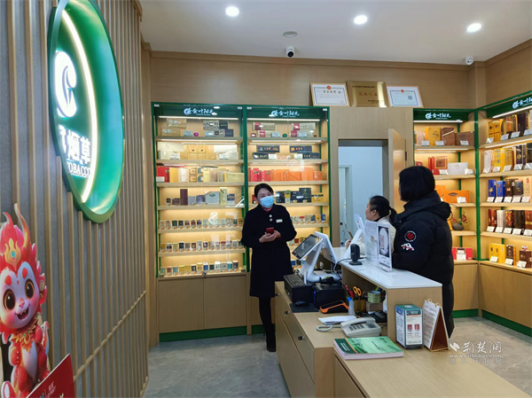 社区工作人员提醒商户要做到诚信经营。.jpg