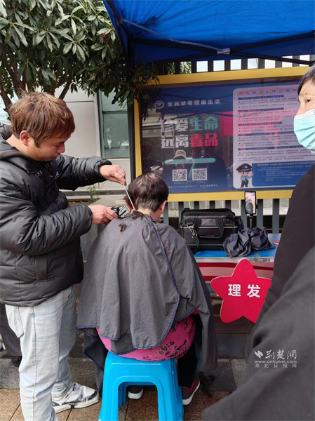 社区居民正在理发.jpg
