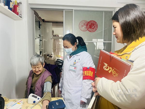 团队成员陈娇为老人进行健康监测.png.png