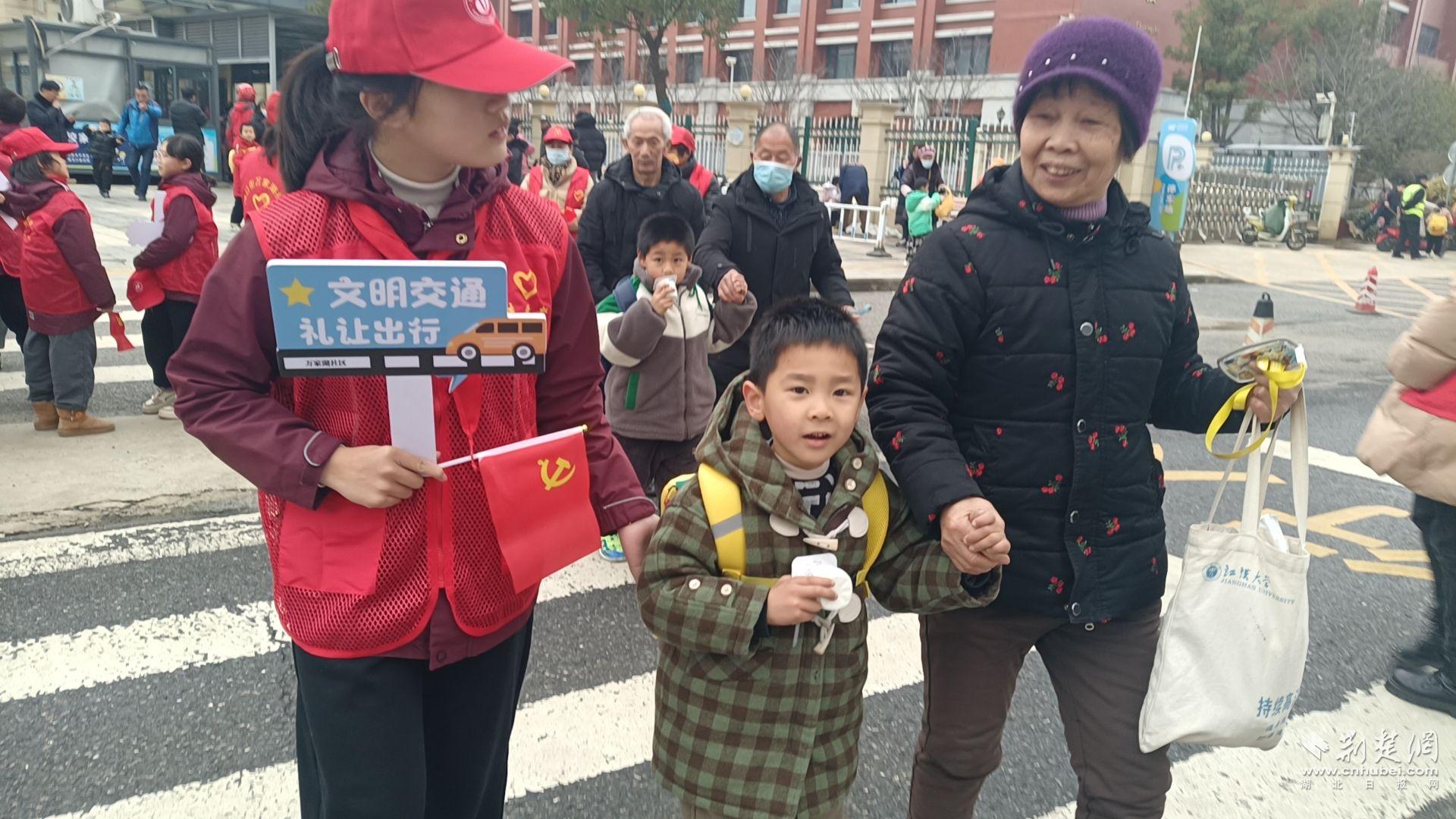 学生志愿者引导过马路.jpg.jpg