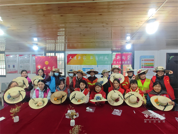 参与者和创作成果合影留念.jpg