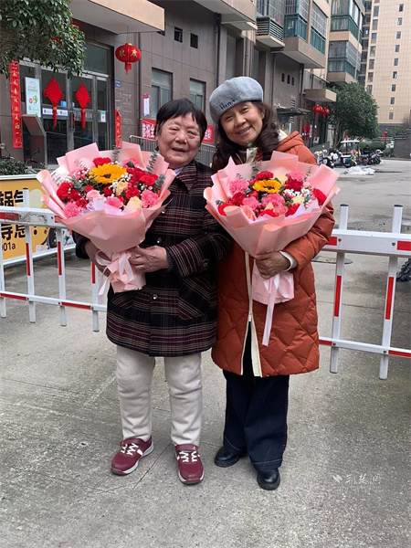 为优秀巾帼志愿解婆婆和姚爱玲师傅献上节日祝福.jpg