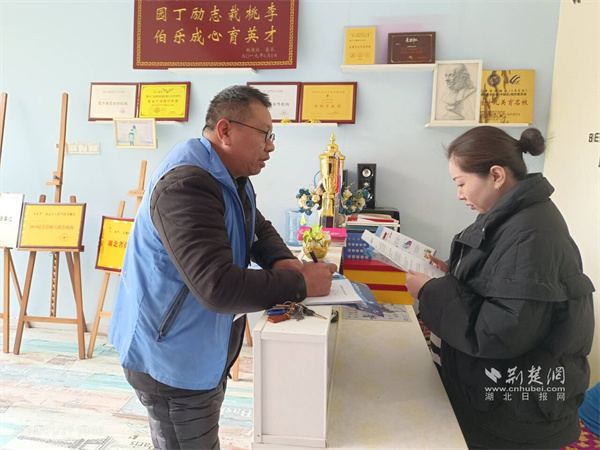 社区工作者对辖区企业进行走访调研.jpg
