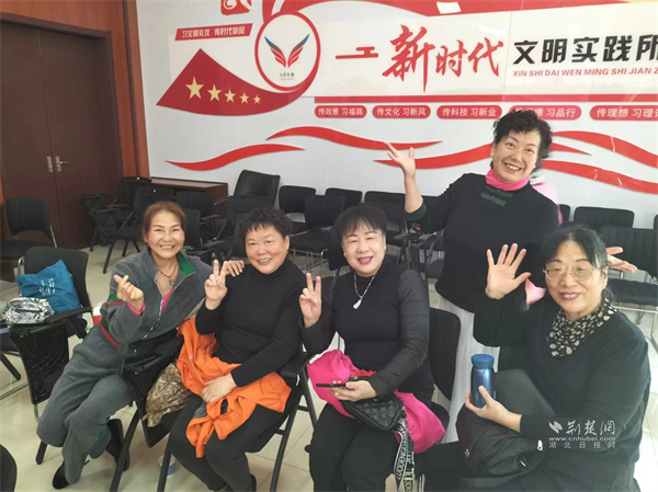 等待合影的老人们.jpg