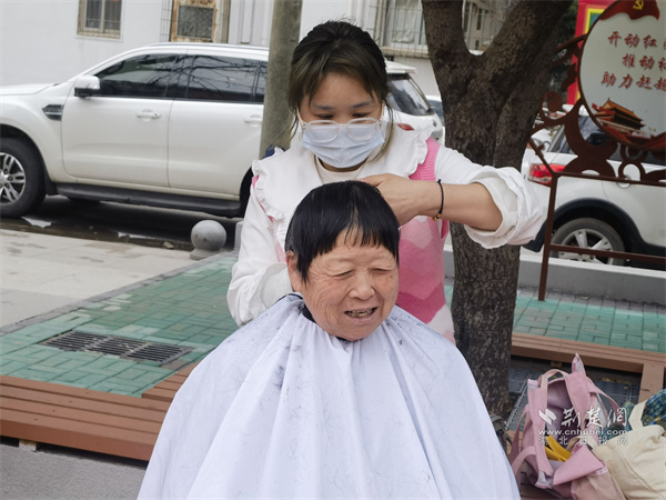 志愿者为李桂花理发.jpg