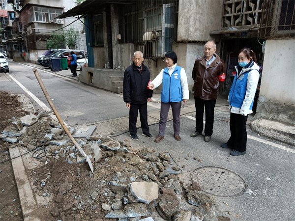居民监督员在现场监督施工。.jpg