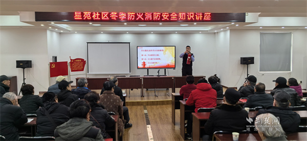 王海洋为居民科普灭火器使用方法。.jpg