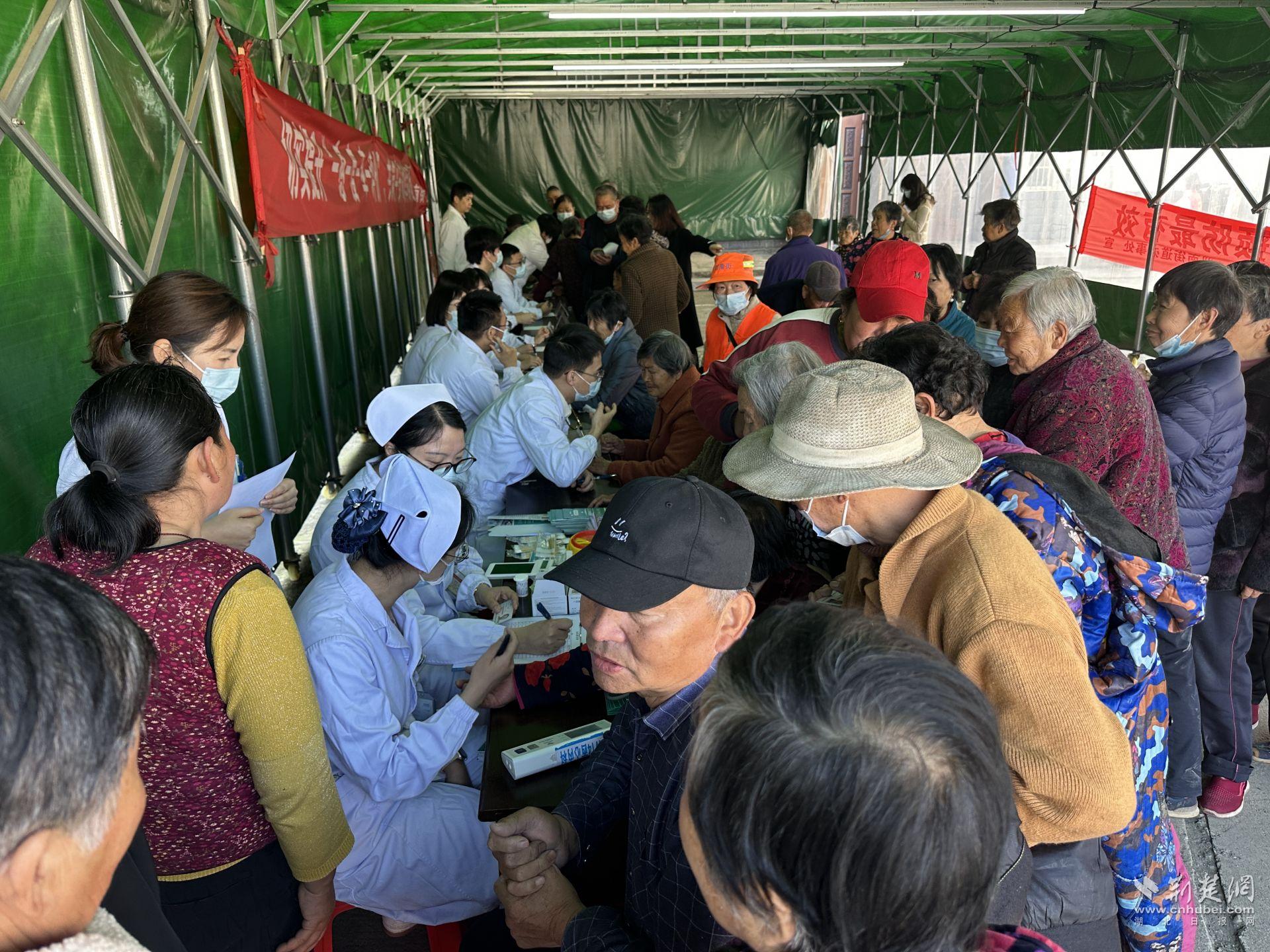 惠民义诊活动的火热现场.jpg.jpg