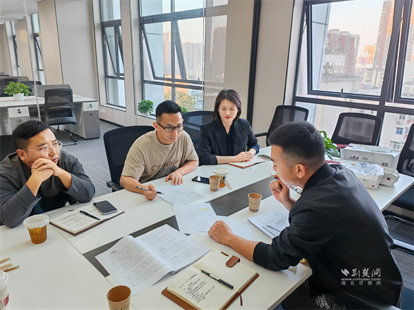 街道零号员工走访文创大厦企业.jpg