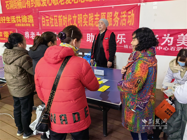 向居民展示禁毒样品.jpg
