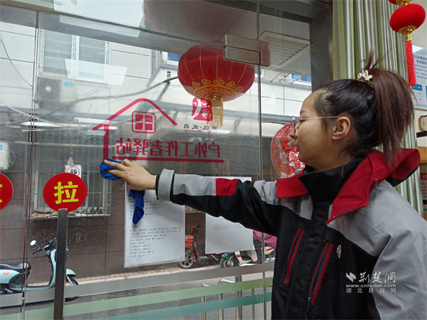 女性快递员朱师傅正在水陆社区户外驿站打扫卫生.jpg
