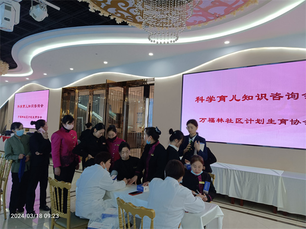 东方医院医生现场为两新企业职工答疑解惑。.jpg