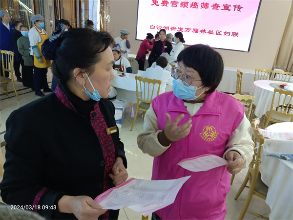 万福林社区工作人员向“两新”工作者 介绍宫颈癌筛查前的注意事项。.jpg