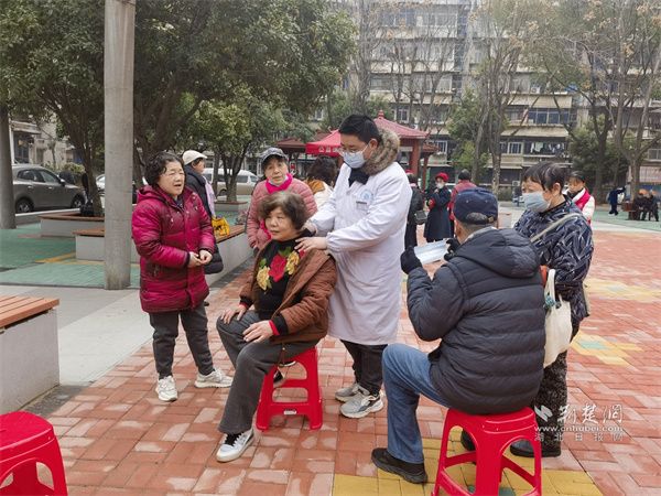 中医理疗师为居民义诊.jpg
