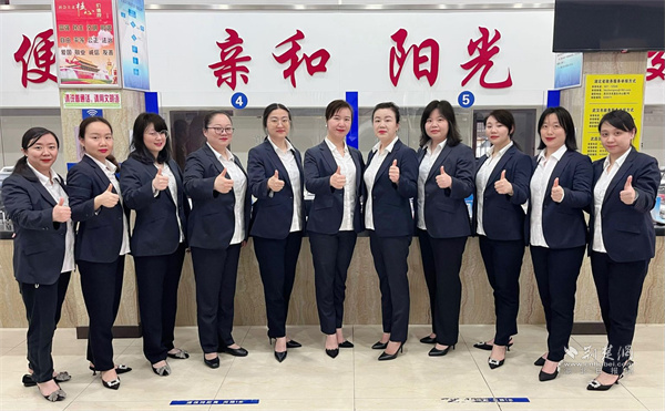 便民服务中心工作人员活动合照.jpg