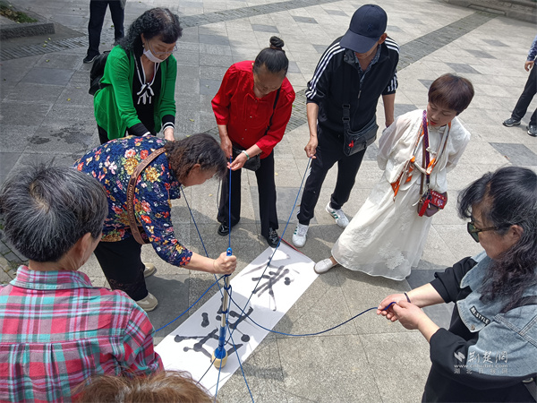 居民齐写“廉洁”。.jpg