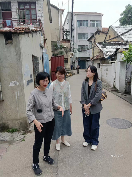 武昌区政协委员帅莉、卢璟在万福林老街进行实地考察。.jpg