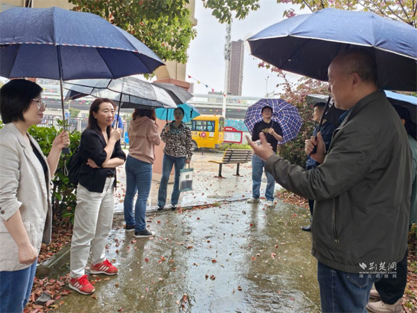 社区共建单位代表在办点小区进行实地考察。.jpg
