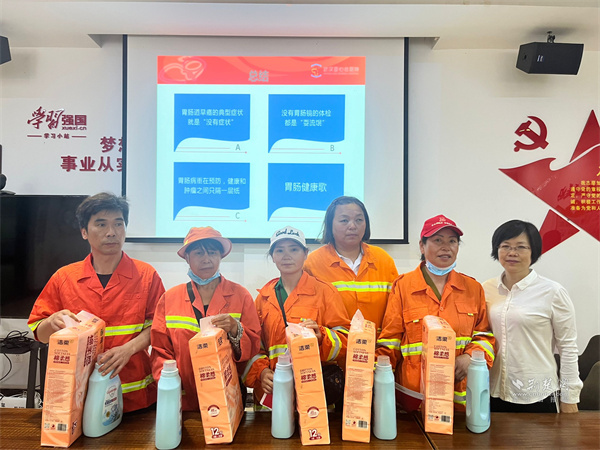 发放爱心物资.jpg