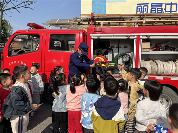 消防员带领孩子们参观消防车。.jpg