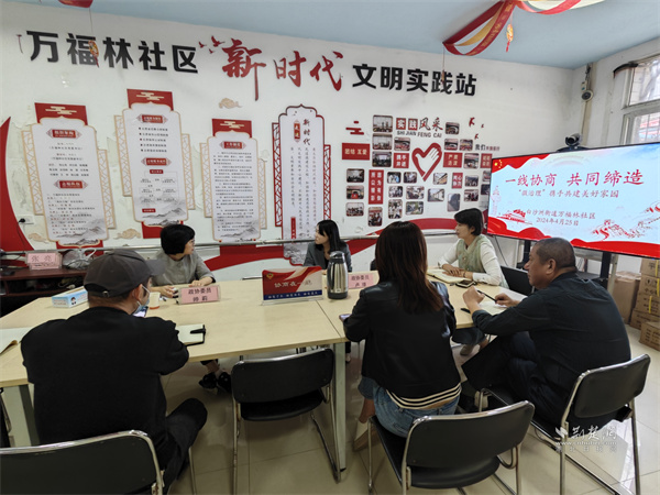 武昌区政协委员帅莉、卢璟根据社区和居民代表提出的建议展开讨论。.jpg