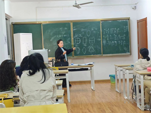 老师耐心讲解摄影技巧.jpg