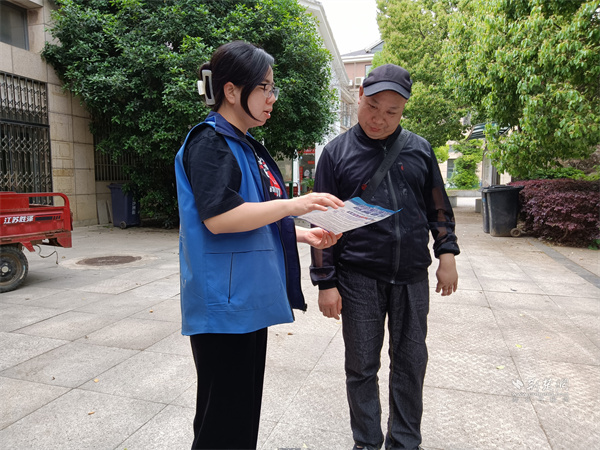 网格员向路过居民普及禁毒常识.jpg