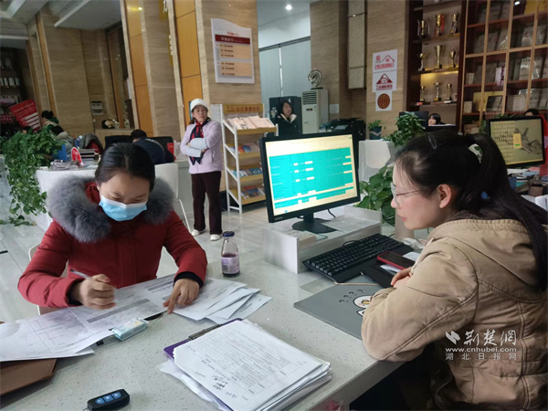 社区工作人员协助居民申请就业补贴.jpg