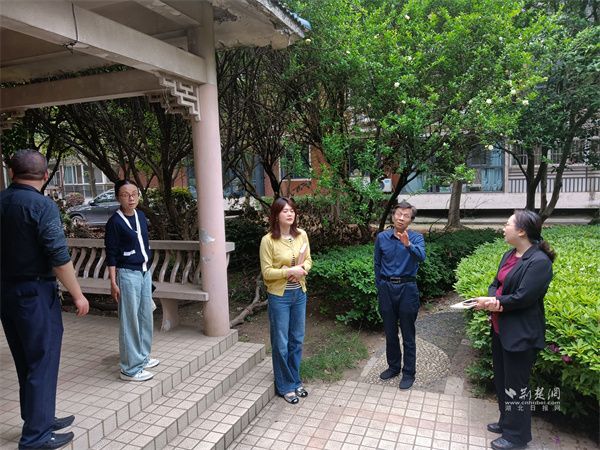 区人大代表张亮在星火名苑小区实地考察待改造的凉亭。.jpg.jpg