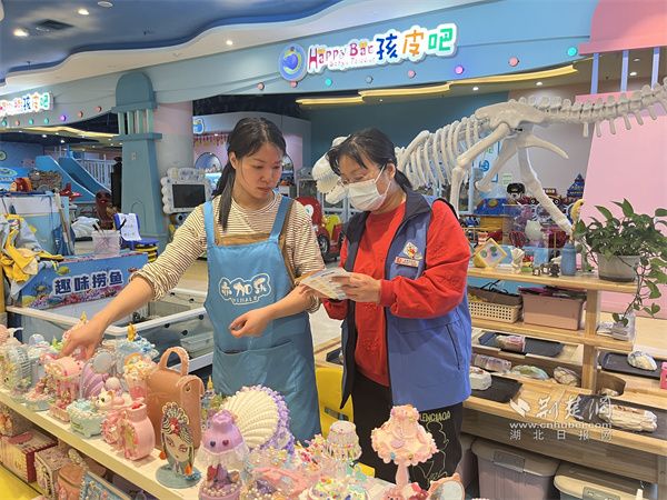 社区工作人员宣传《返乡人员一次性创业补贴》.jpg.jpg