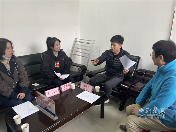 武昌区政协委员枊应飞对小区架空层打造提出自己的意见和建议.jpg