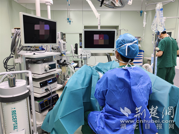 杨春湖院区泌尿外科医疗团队为患者实施激光手术.jpg