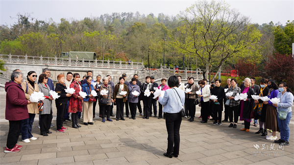 城南社区党委书记陈媛带领居民们宣读《文明祭扫倡议书》。.JPG