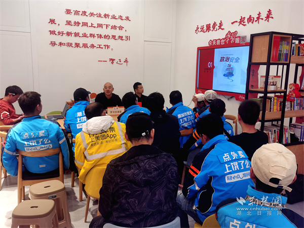 法律专家为现场30余名户外工作者进行普法宣讲.jpg