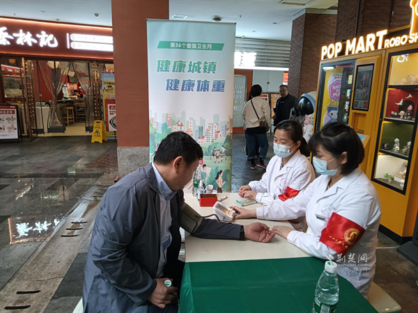 医护人员为现场居民进行义诊和免费健康咨询服务.png.png
