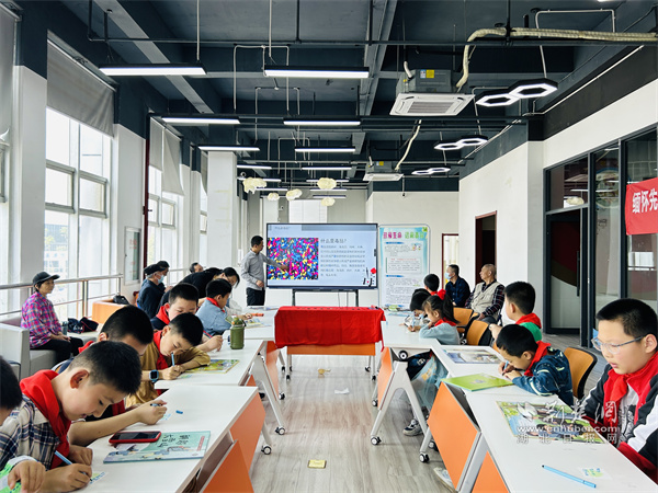 志愿者老师讲解毒品的定义。.jpg