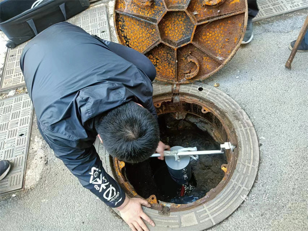 工作人员进行化学监测.jpg