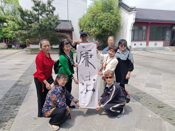 居民们举着写好的“廉洁”合影。.jpg